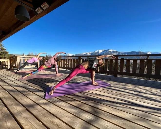 Yoga en plein air à la montagne